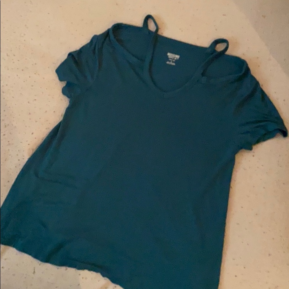 loose fitting shirt! great condition!
